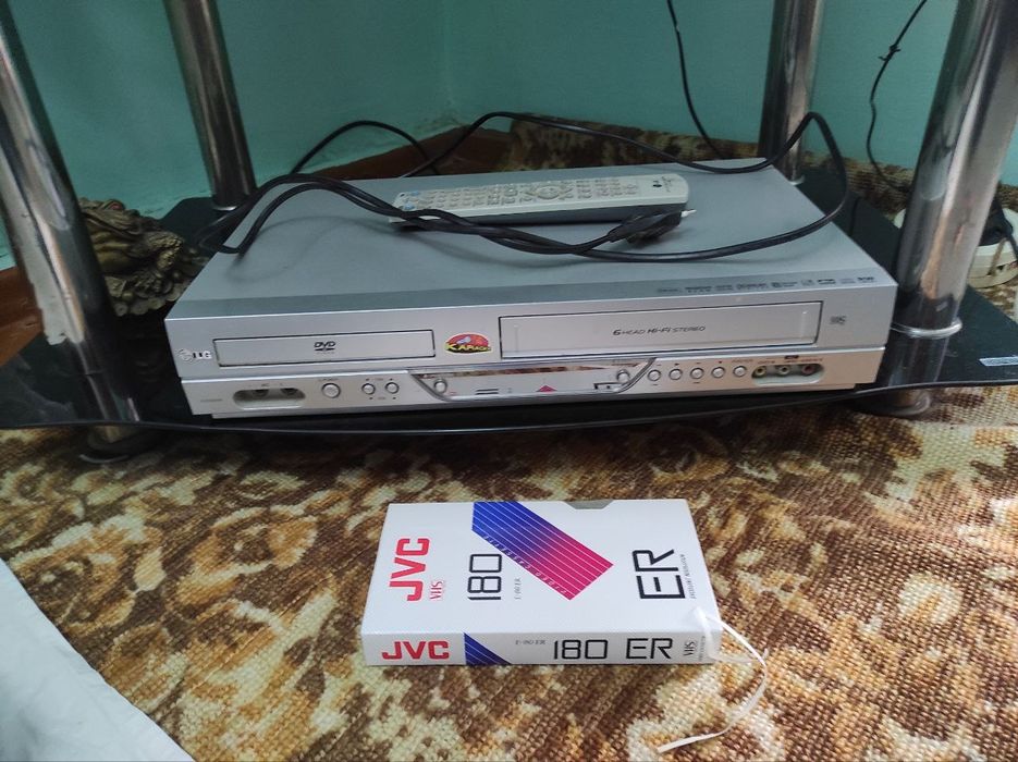 В продаже видео магнитофон двух сторонний диски и косеты и караоке