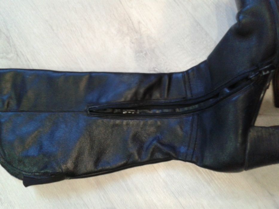 Удобни черни ботуши № 39,естественна кожа.