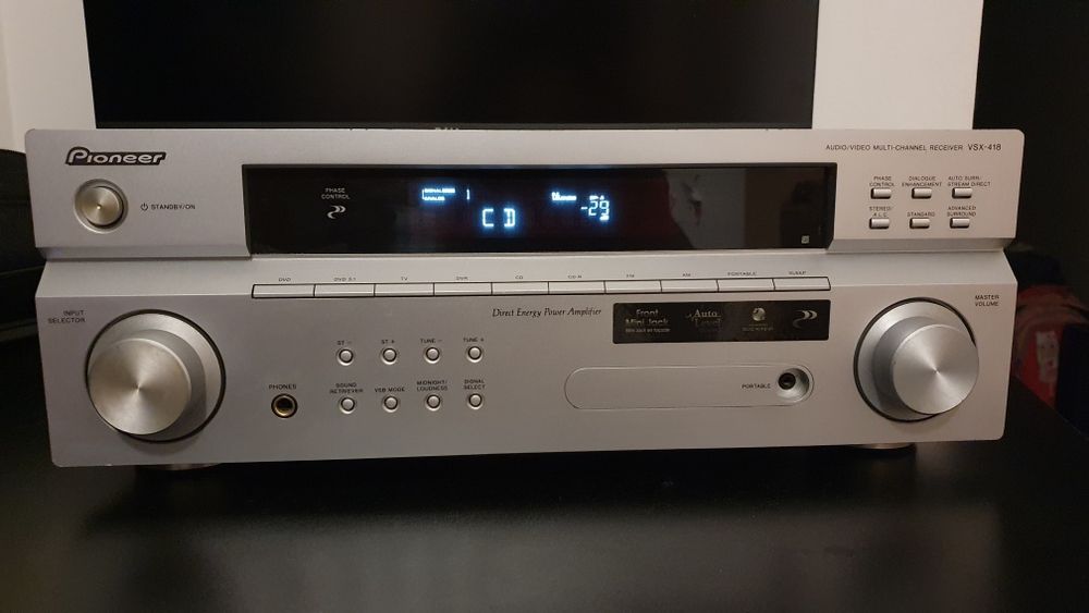 Sistem audio: boxe + stație + subwoofer