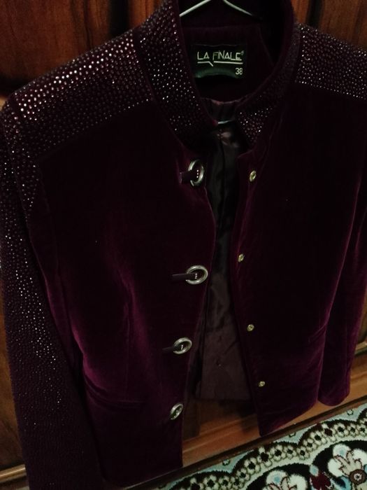 Женский кастумча бардовое