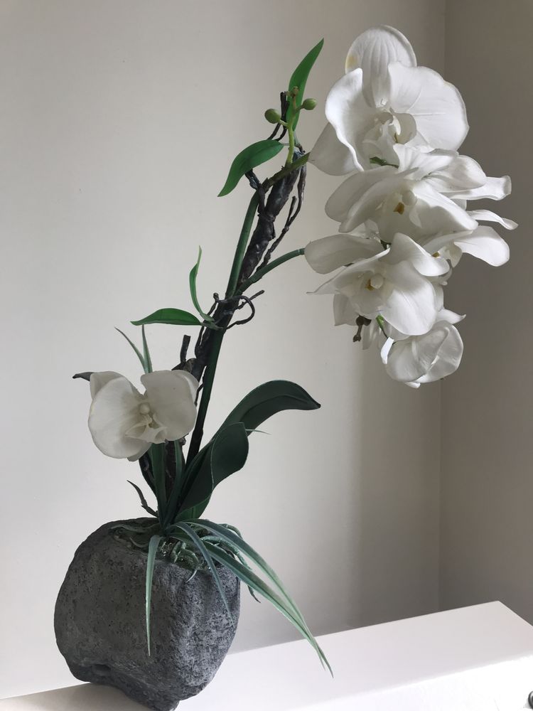 Стильная цветочная композиция из искуственных орхидей для интерьера