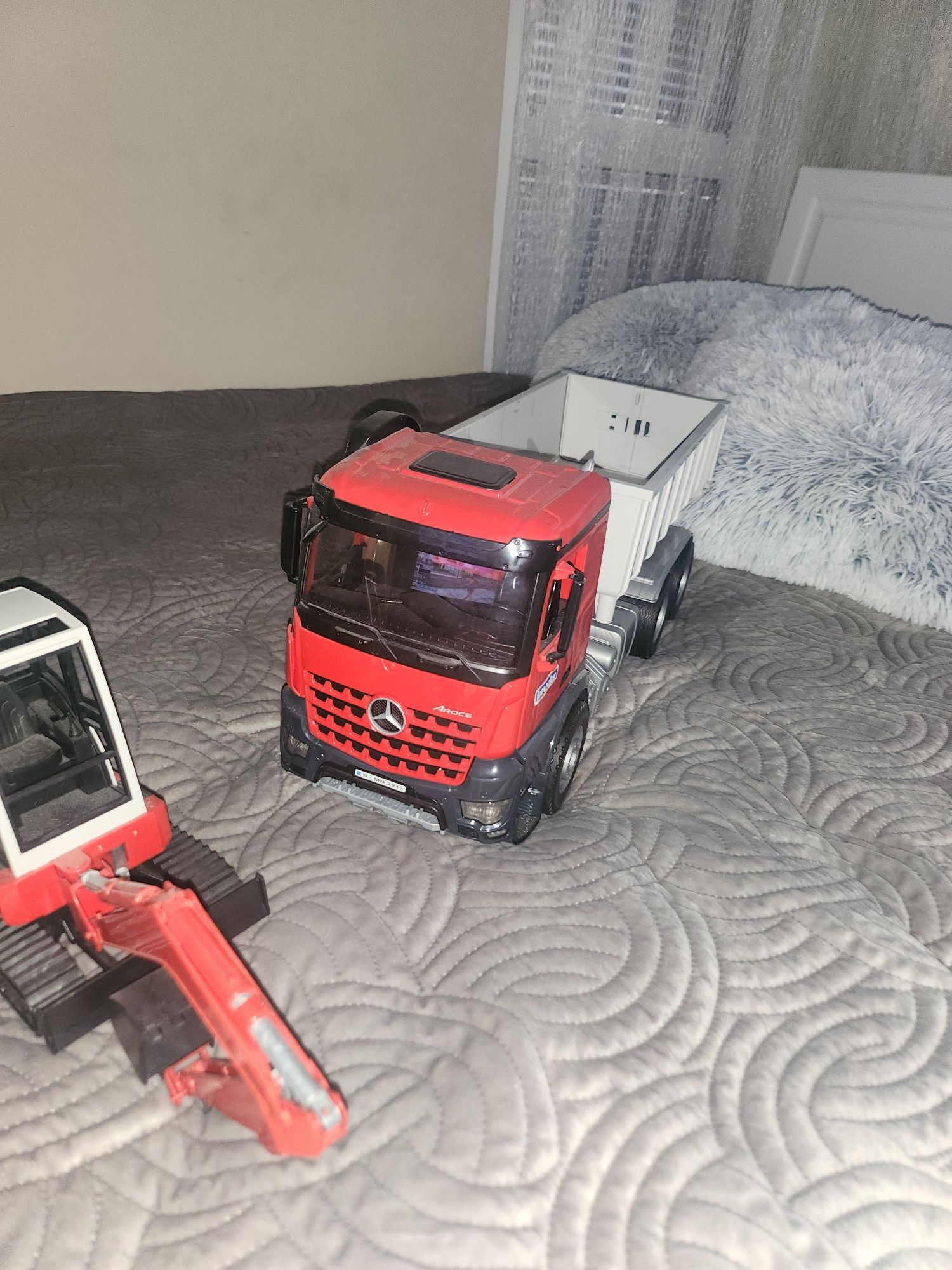 BRUDER Камион с въртящ се контейнер и мини багер MERCEDES BENZ AROCS 0