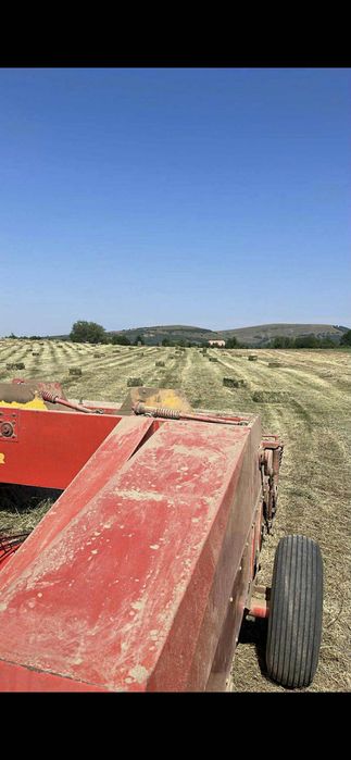 Vând balotii de fân