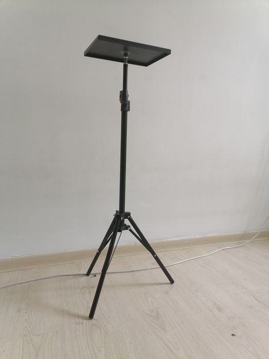 Штатив с подносом для проектора
