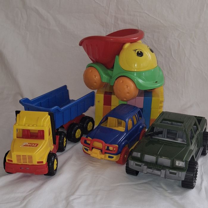 Продам машинки пластмассовые