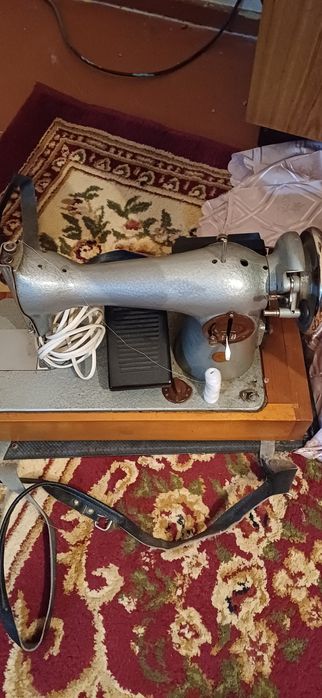 Швейнная машина ножная
