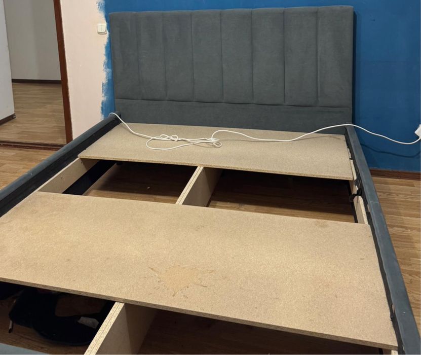 Кровать без матраса