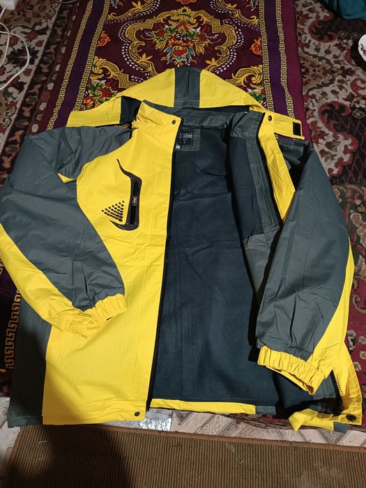 Ariginal plashovka kurtka uteplyoniy kapushonkasi bilan.