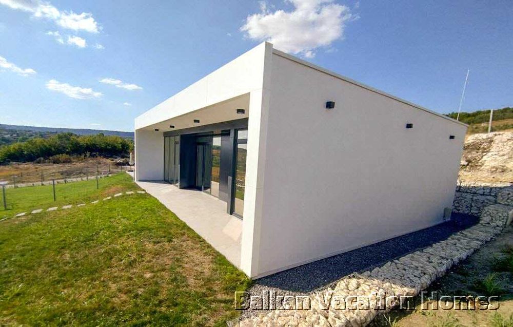 Нова, нискоенергийна къща на 4 км от Албена