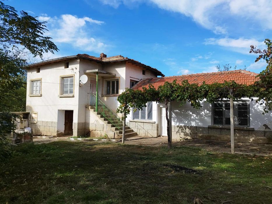 Къща с двор в село Колена