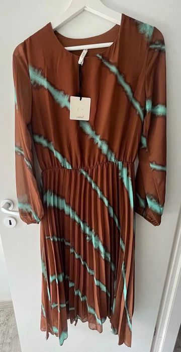 Rochie noua, eleganta, cu eticheta