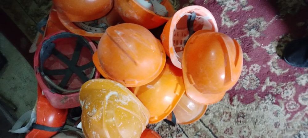 Каска строительная, б/у, количество 20 штук. В одни руки. Цена за 1 ка