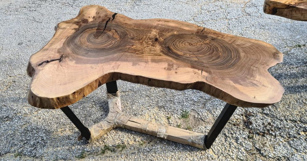 Холна масичка от орех и дъб с метални крака