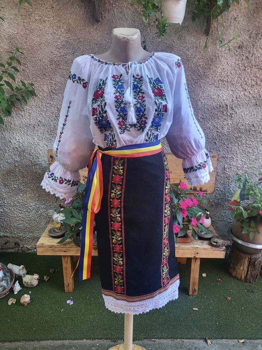 Vând costum popular