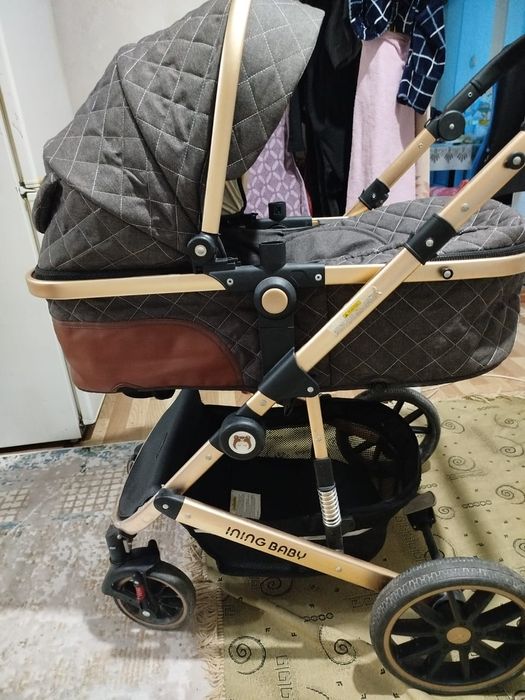 Коляска в отличном состоянии, большой сумкой.