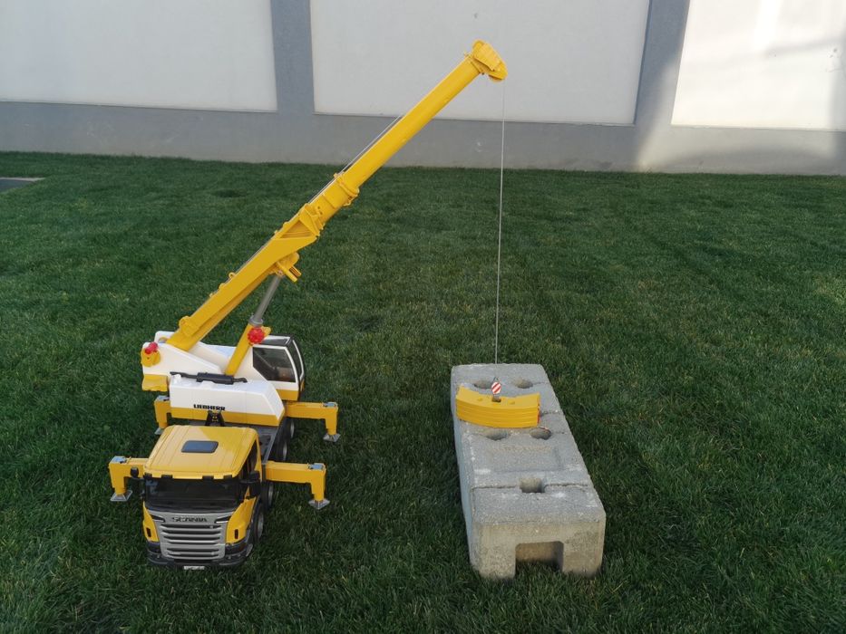 Macara Liebherr-Camion Scania