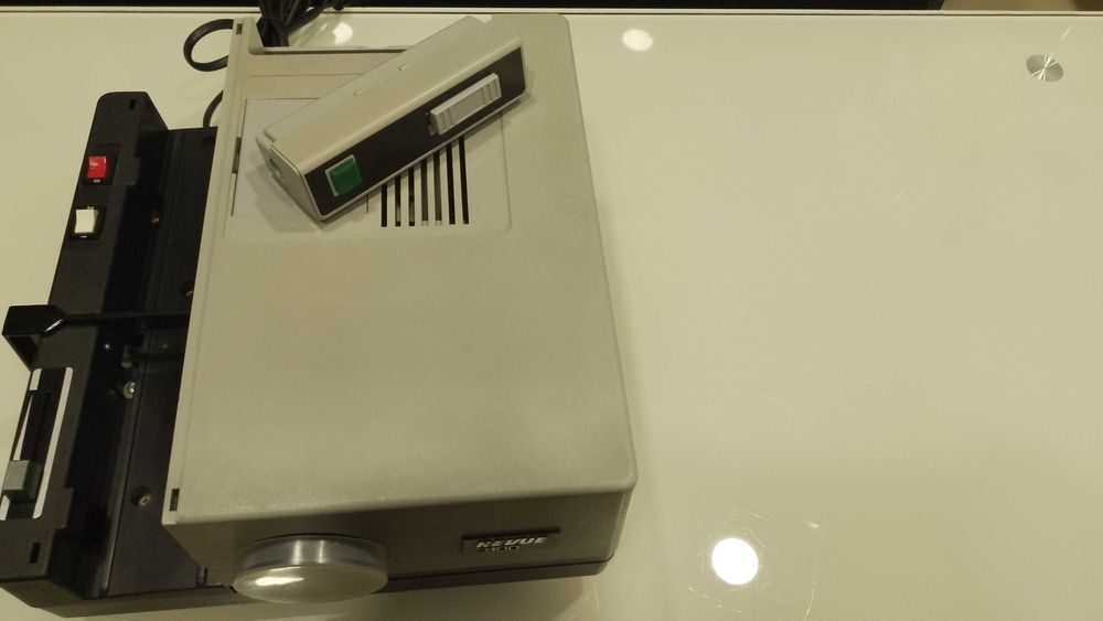 Diaproiector/Proiector diapozitive automat REVUE 3100 + CADOU