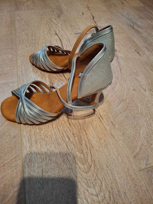 Sandale dans latino