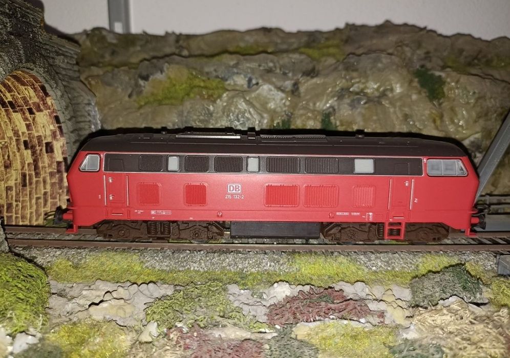 Locomotiva roco BR 215
Lumini frontale
Mufă pentru decodor digital
Tra