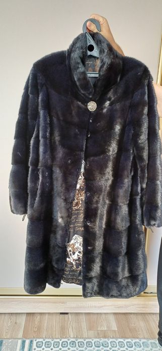 Шуба норковая, черная с фиолетовым отливом