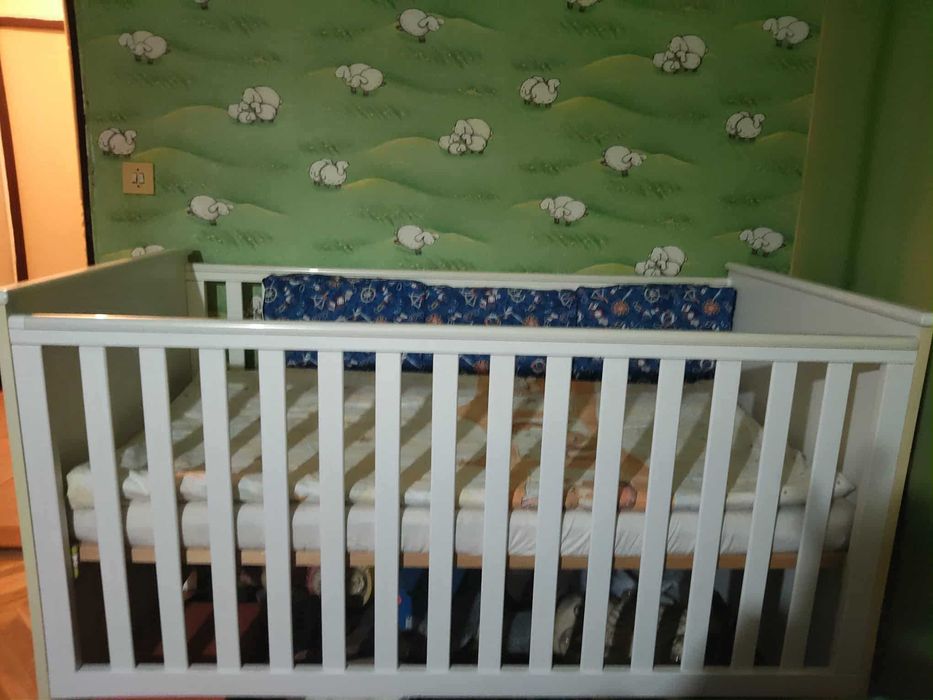 Бяла бебешка кошара