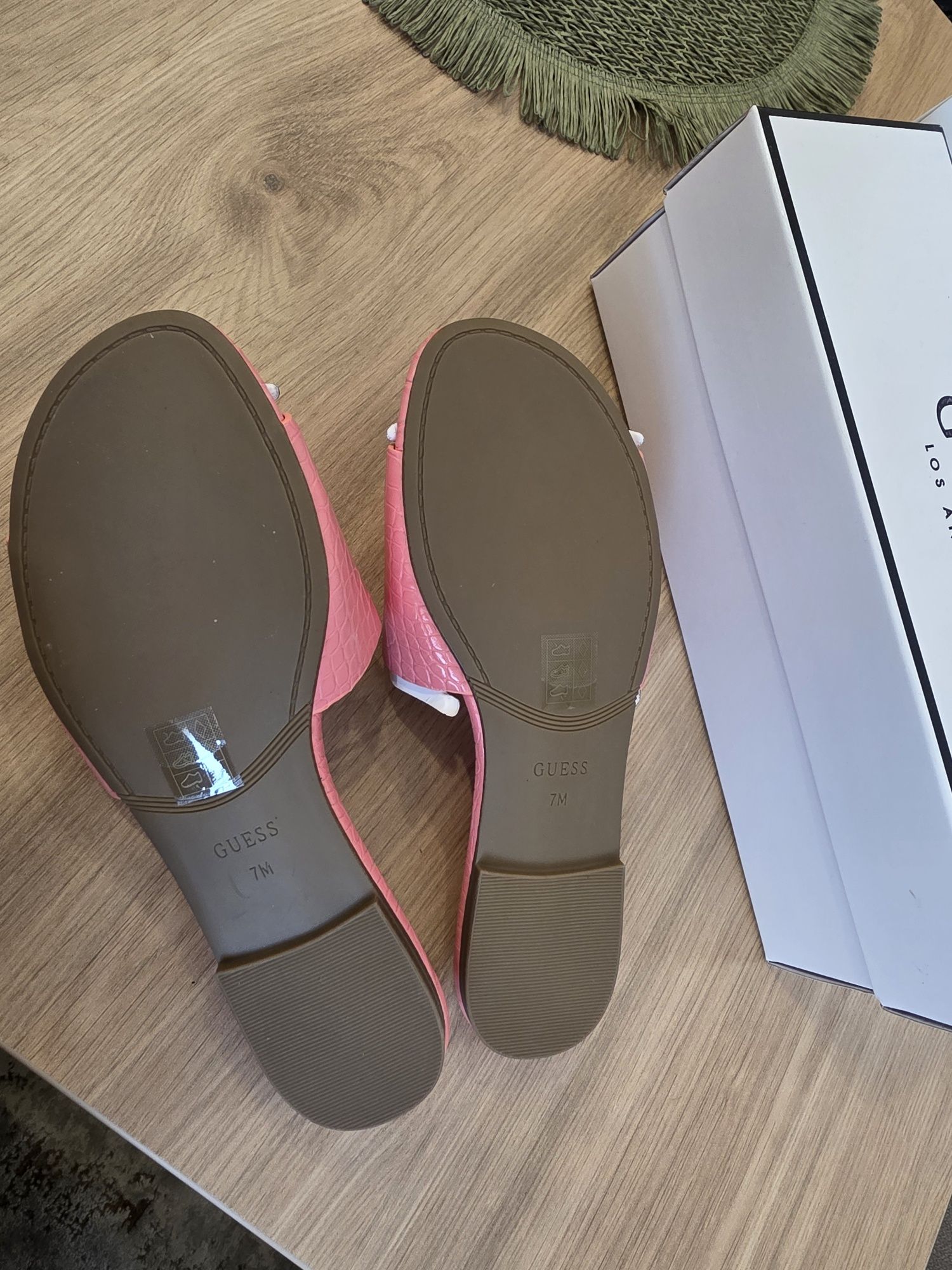Нови чехли Guess