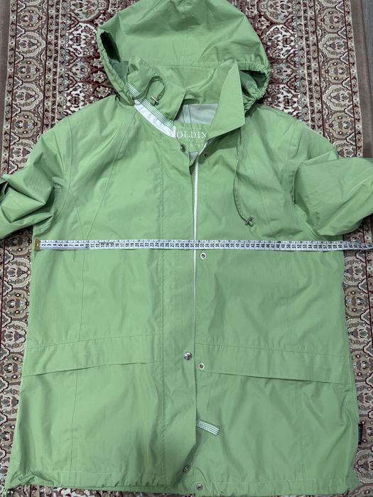 Дегкая куртка,плащ,ветровка 52 размер российский ,размер L-XL