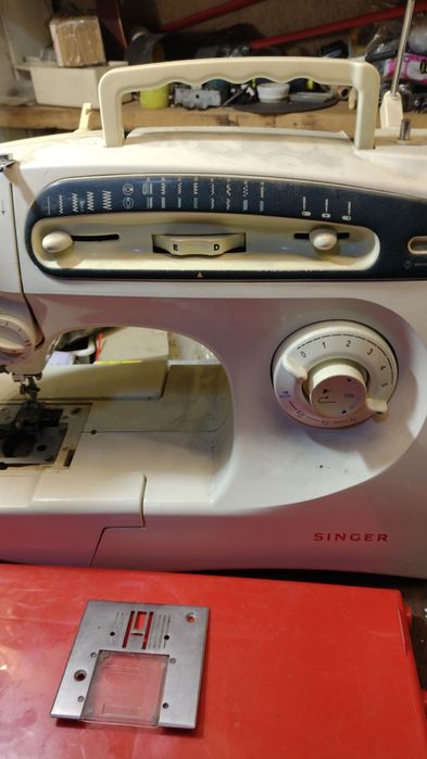 Vând Plăcută mașină de cusut singer