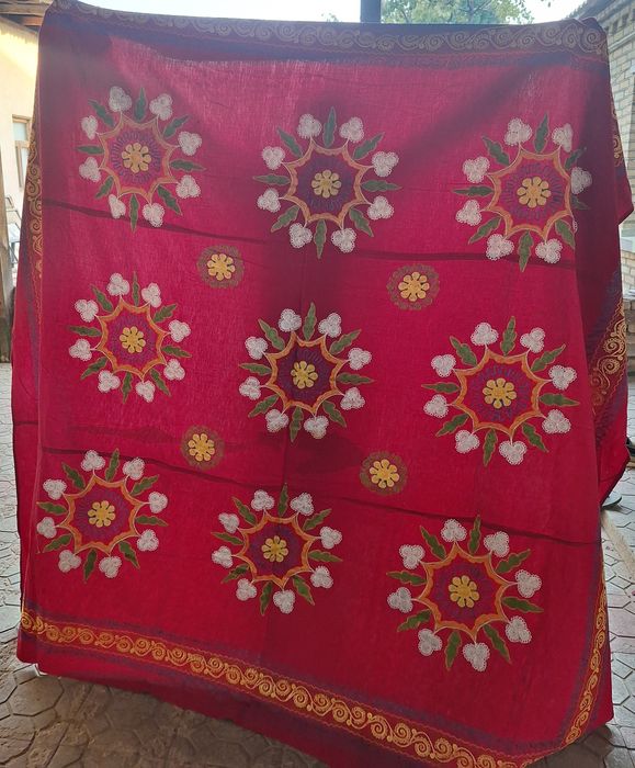 Национальные вышивки.