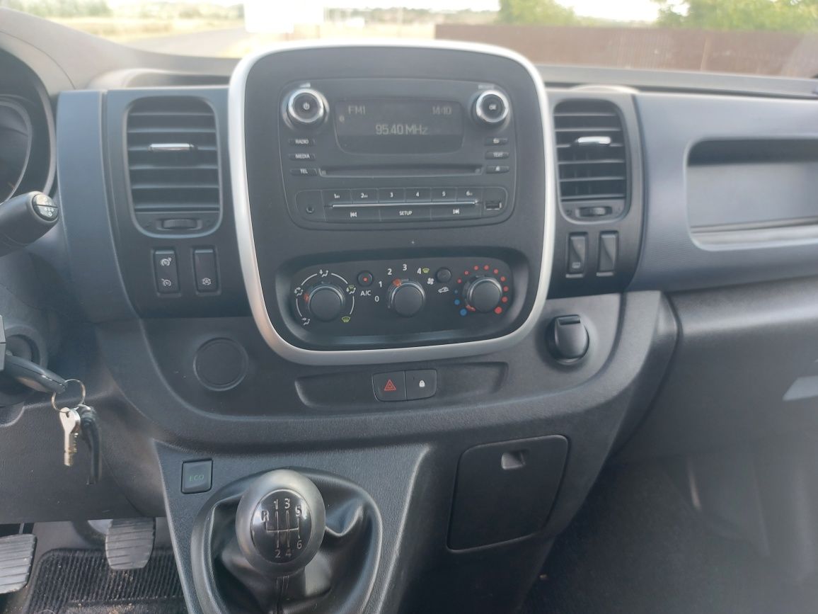Opel Vivaro varianta lungă