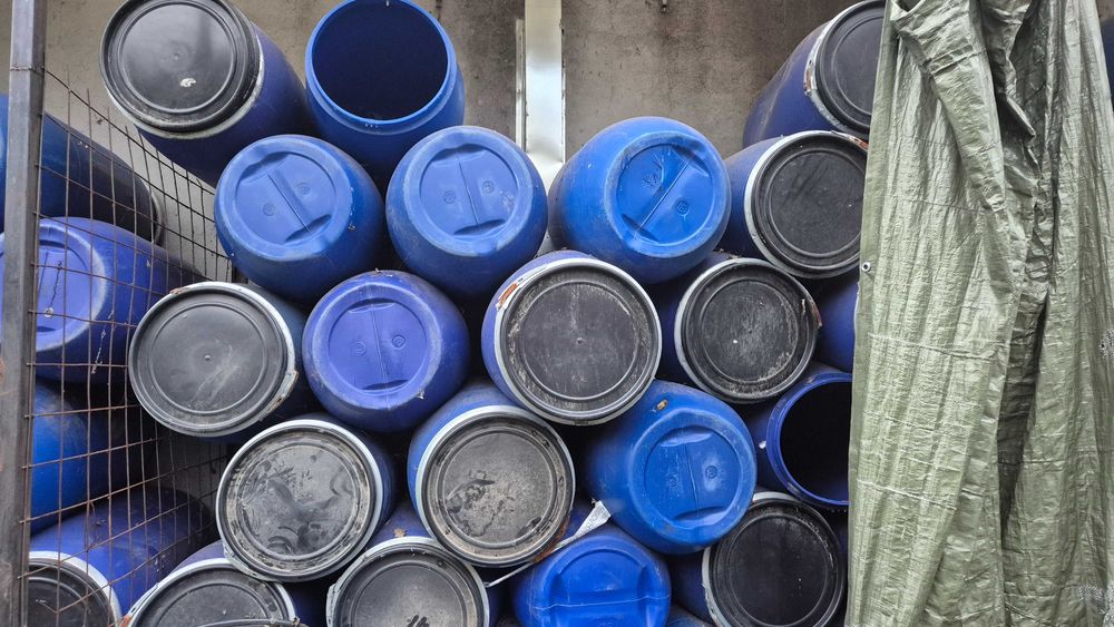 Vindem butoaie tabla si plastic