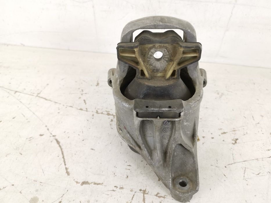 Ляв Моторен Носач Ауди А4 Б9 / Audi A4 B9 Оригинален, В Добро Състояни