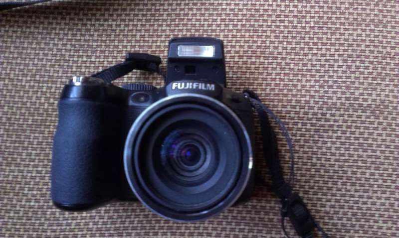 Продавам цифров фотоапарат Fuji FinePix S1800