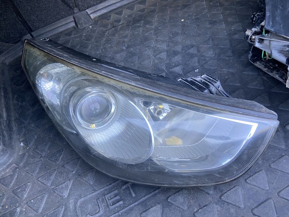 Продам ОРИГИНАЛЬНУЮ правую фару Hyundai ix35 (Tucson)