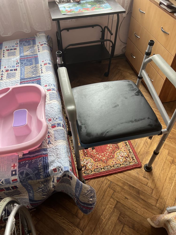 Scaun cu rotile, scaun cu wc camera , saltea antiescare , tava de spal