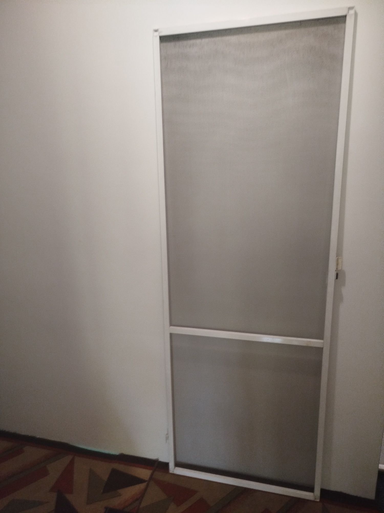 Продавам комарник за врата