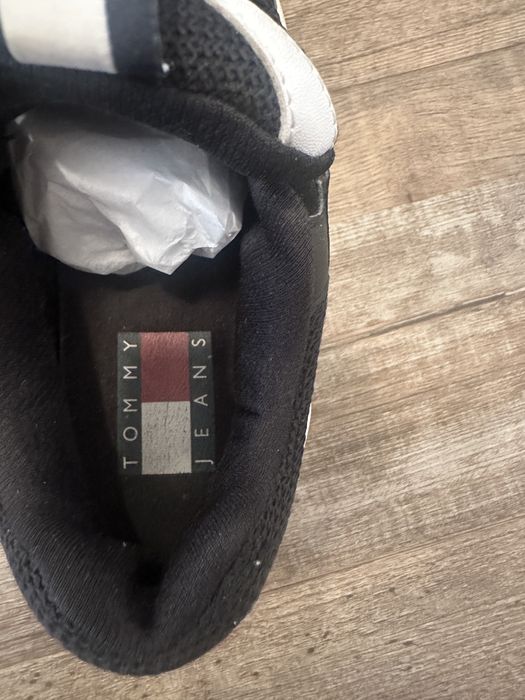 Tommy Hilfiger adidaşi