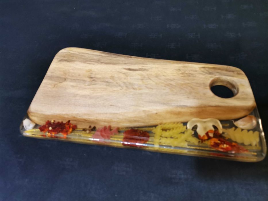 Дъска за сервиране и рязане, епоксидна смола и дърво