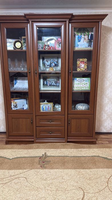 Продам сервант для посуды