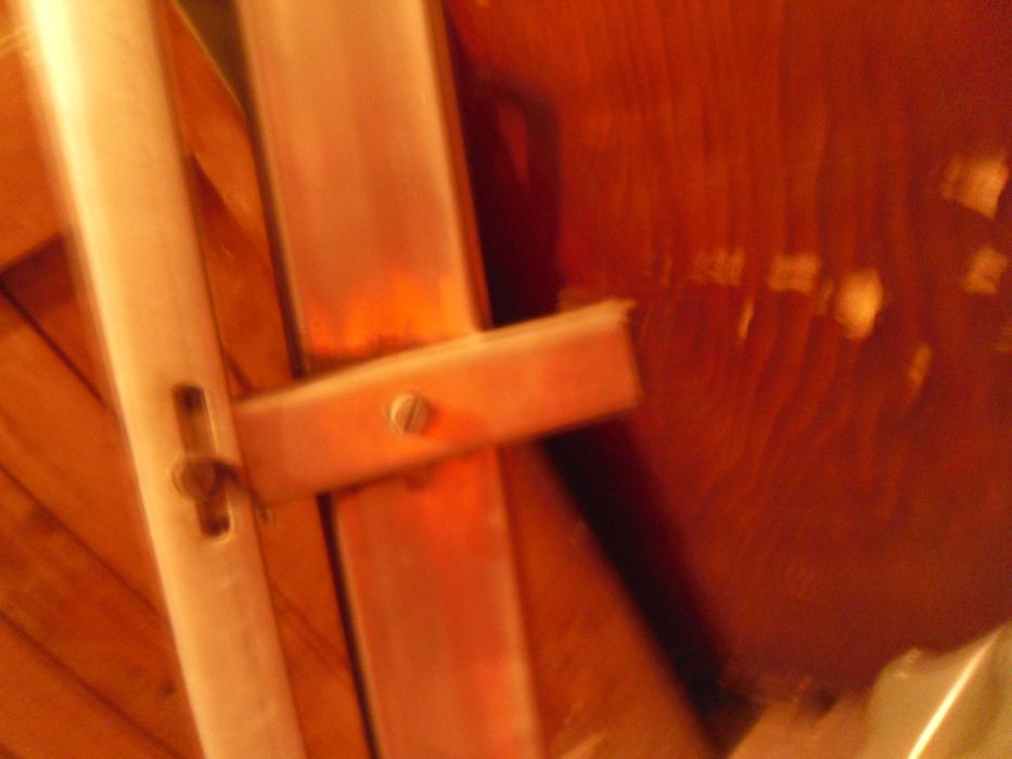 Метален корниз  за стена