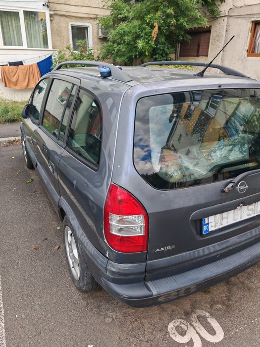 Vând Opel zafira
