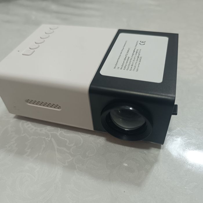 Проектор изображения на стену.