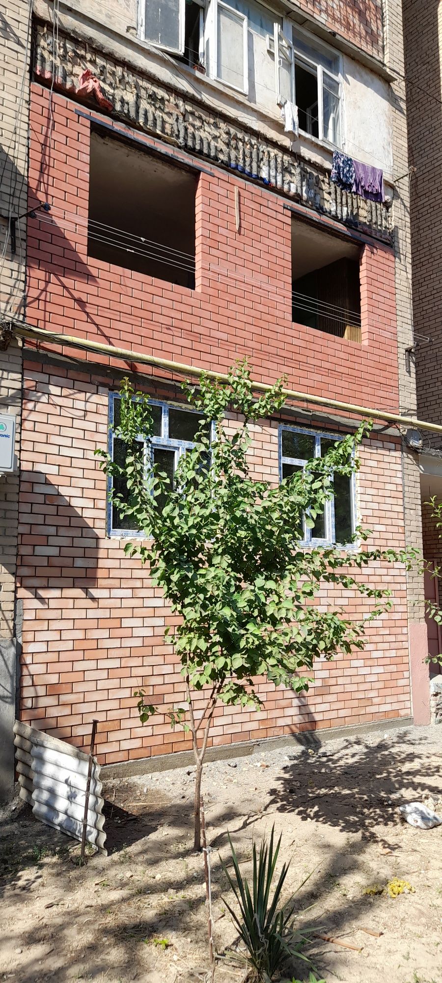 Кладка кирпича и ремонт балконов установка новые решотки козерки
