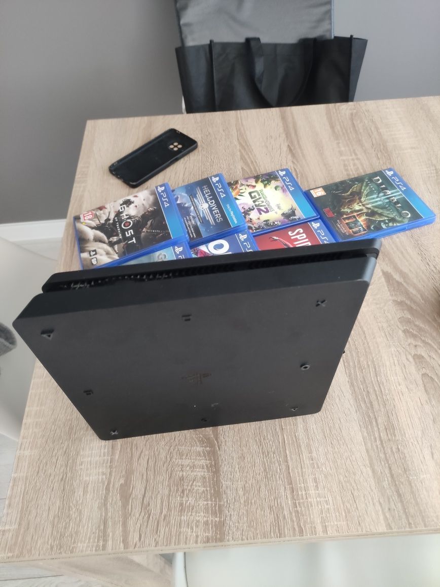 PS4 1tb slim + 7 игри