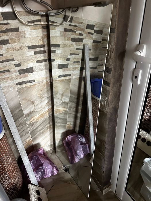 Средно огледало 50см/120см в идеално състояние, с клипси за захващане