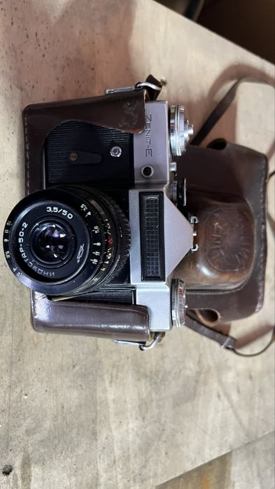 Продам фотоаппарат произвводство СССР, зенит -е в отличном состоянии.