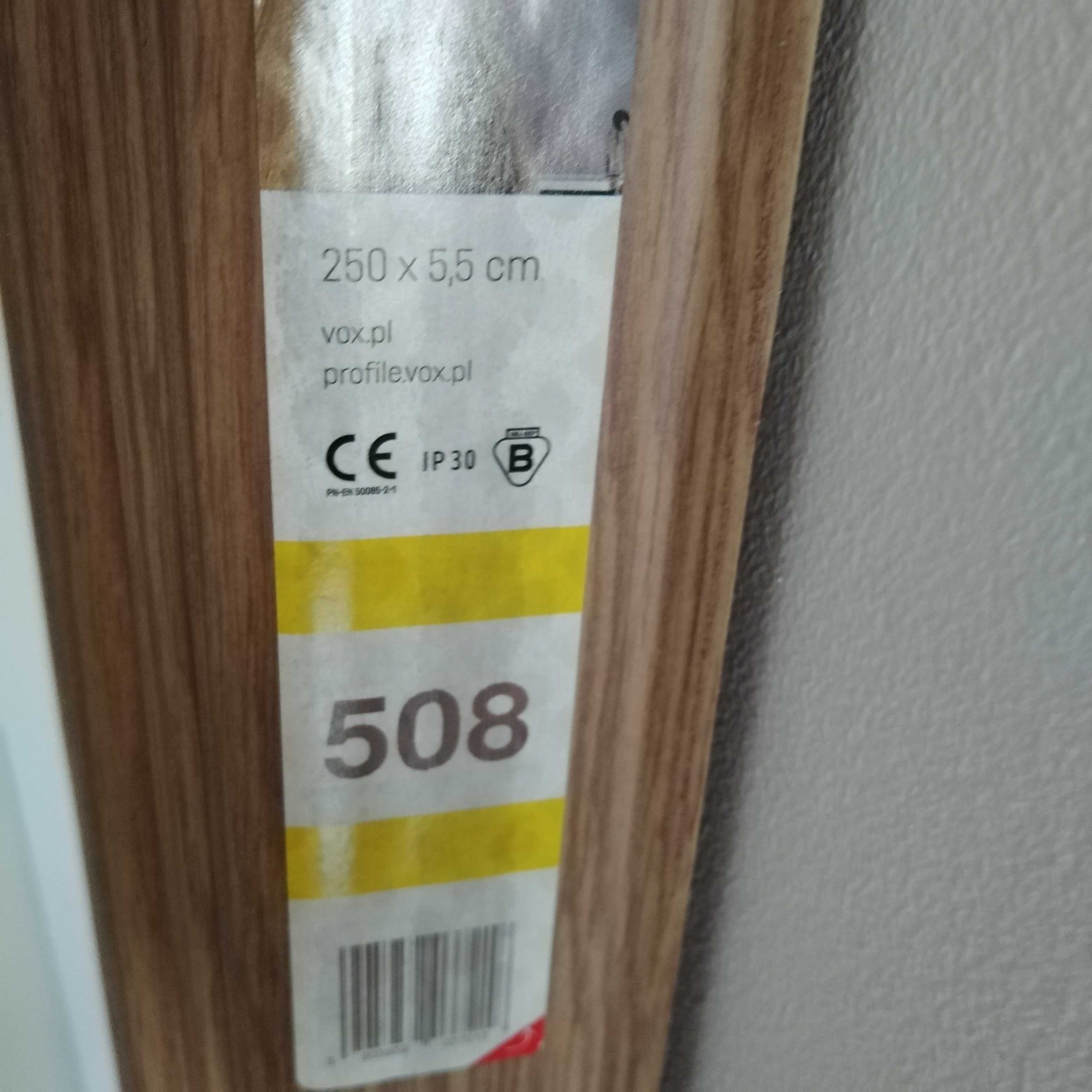 Нов ламинат 8мм Натурален Дъб с PVC первази с кабелни канали