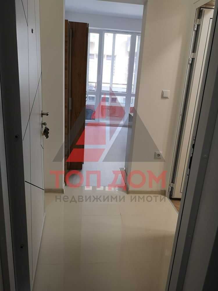 Тристаен! Обзаведен! Окръжна болница! Голяма тераса! Код 73990