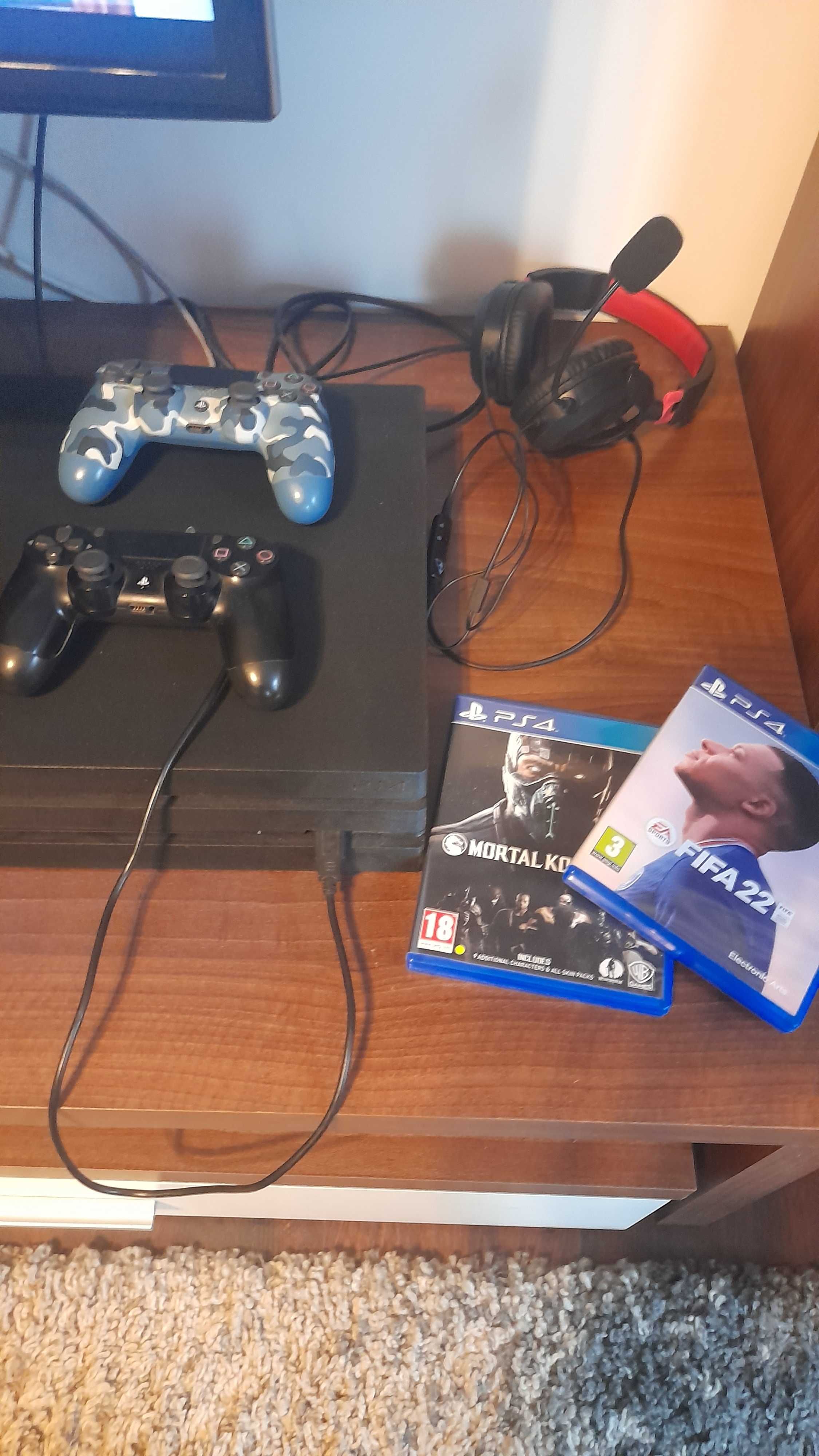 PS4 Pro + 2 jocuri + 2 controllere + o pereche de casti