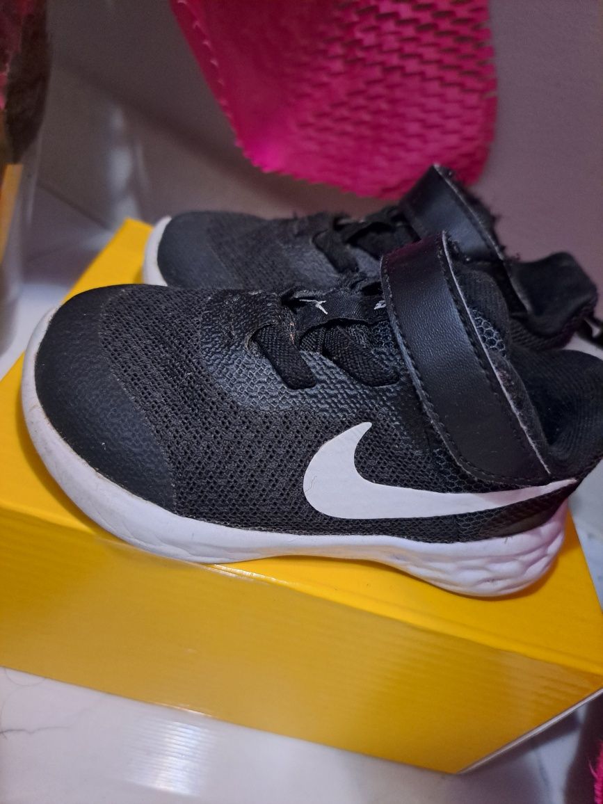 Бебешки маратонки Nike Revolution 6